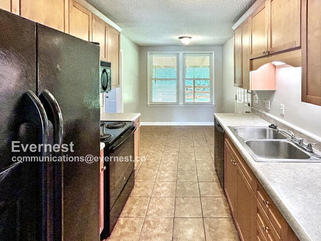 Building Photo - Lovely 3-Bedroom Home with Modern Amenitie...