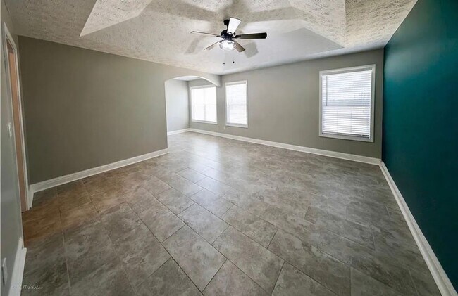 Foto del edificio - 918 Golden Meadows Ln