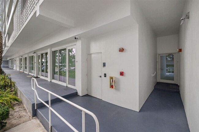 Building Photo - 910 West Ave