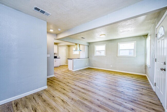 Building Photo - 2 br, 1 bath House - 3309 E Platt Ave