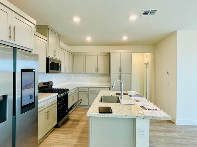 Building Photo - 5670 Bardwell Ct