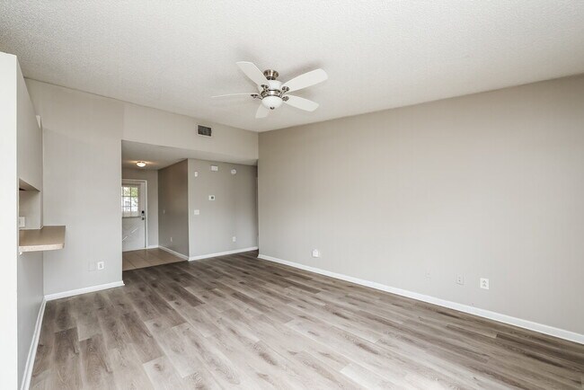 Foto del edificio - 317 Regal Park Dr