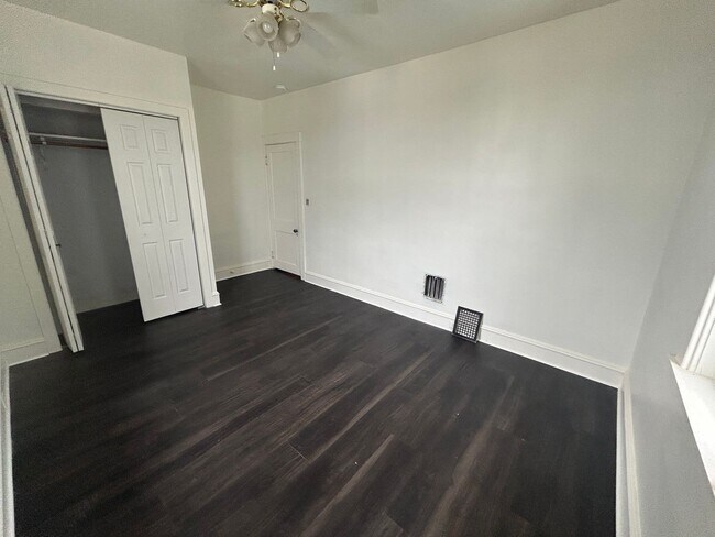 Foto del edificio - Beautiful 5 Bedroom House Available Now in...