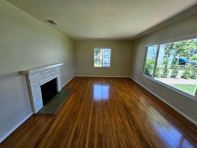 Building Photo - Beautiful Home in a Lovely Neighborhood! A...