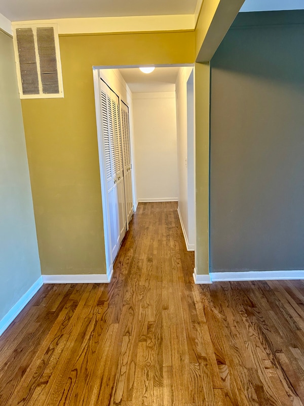 Building Photo - 426 N Fox Hills Dr
