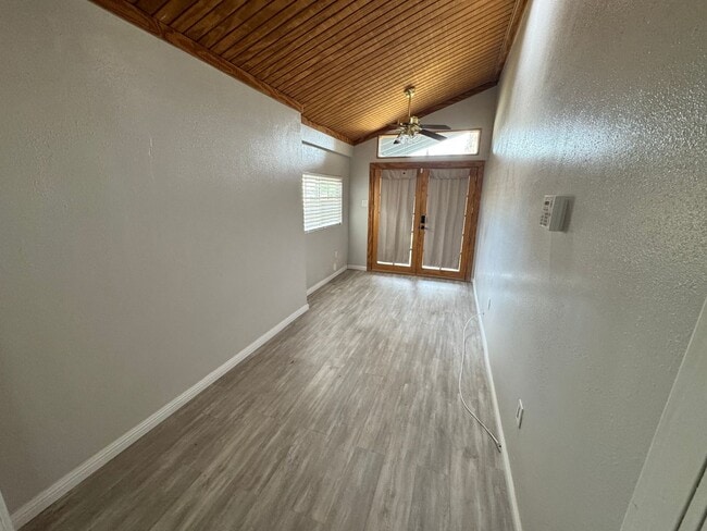 Building Photo - Beautifully renovated 3-bedroom, 2-bathroom