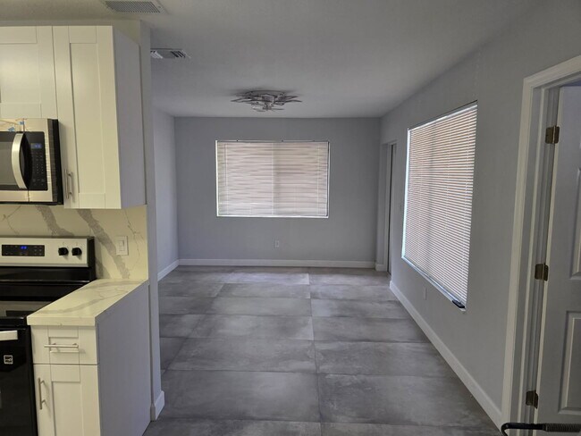Building Photo - 1000 NW 55th Ter