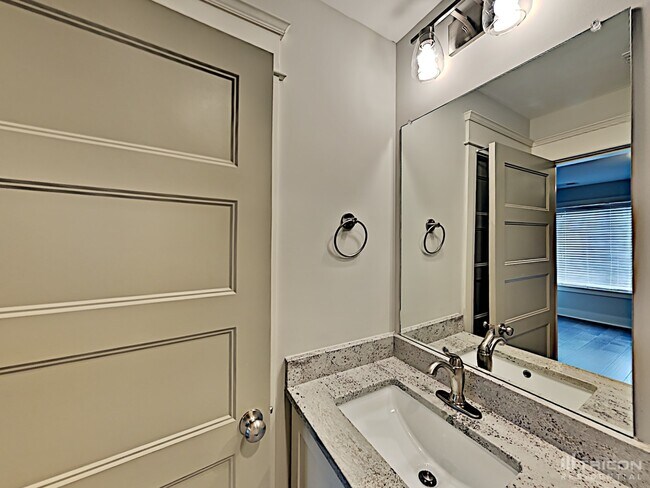 Building Photo - 1204 Hillwood Private Cove