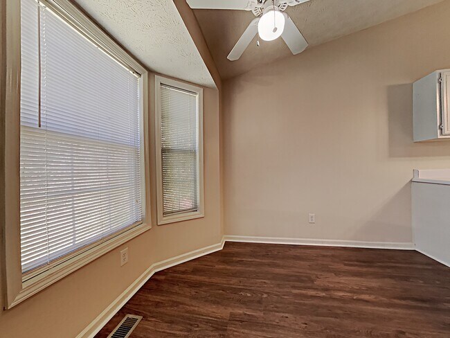 Foto del edificio - 4839 Woodlands Parkway