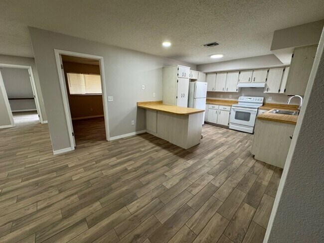 Foto del edificio - Spacious 3BR/2BA Duplex – Fresh Remodel, P...
