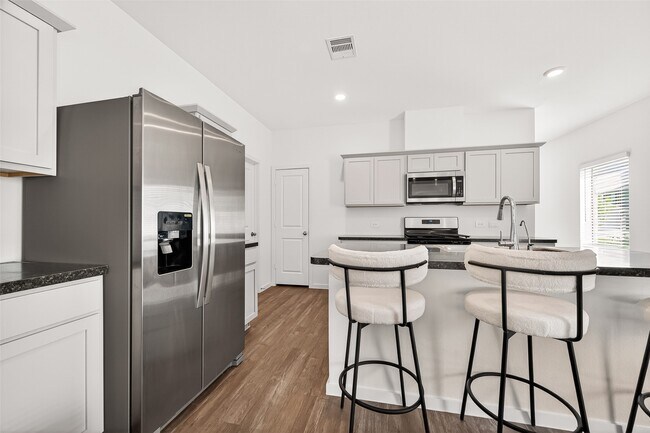 Foto del edificio - 5442 Pinetree Cres Ln