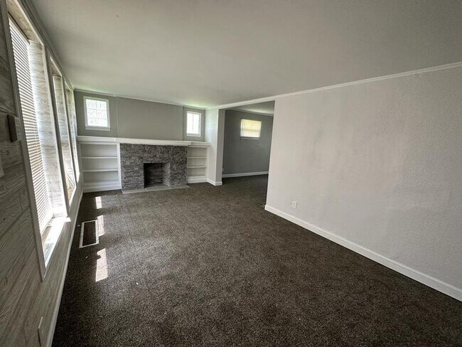 Building Photo - 4884 Buckingham