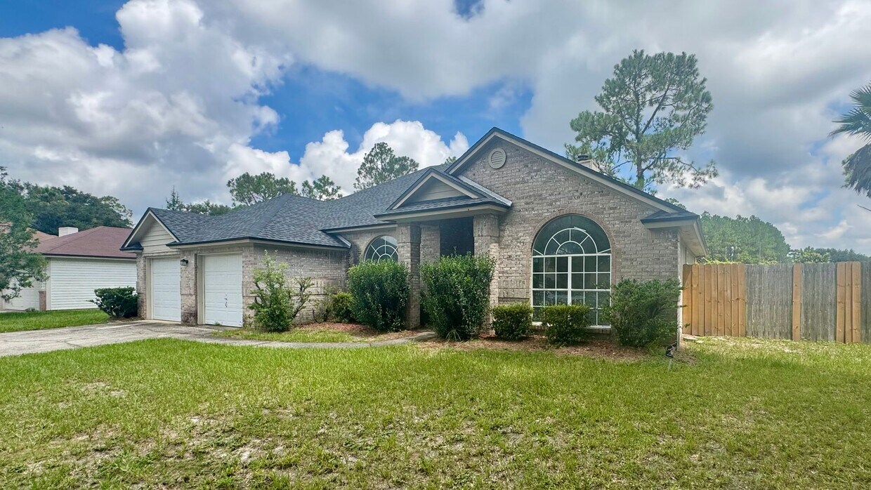 Foto principal - Bright & Spacious Home with 2 Car Attached...