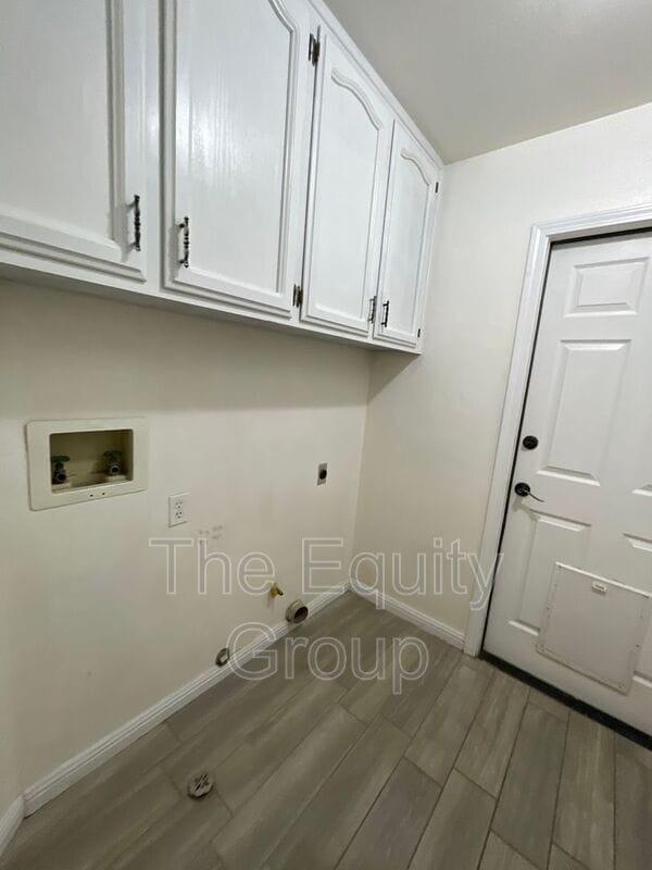 Building Photo - 634 E Vine Ct