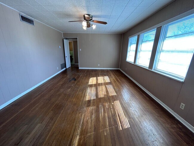 Foto del edificio - **APPLICATION RECEIVED** Lovely DOWNSTAIRS...