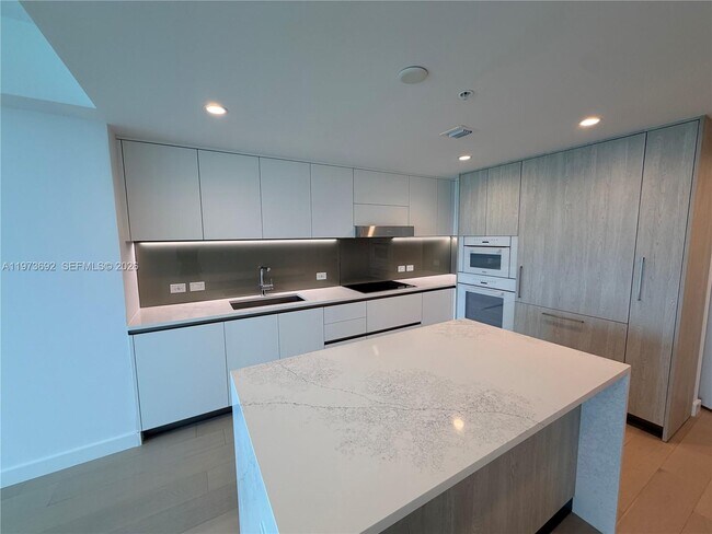 Foto del edificio - 9221 E Bay Harbor Dr