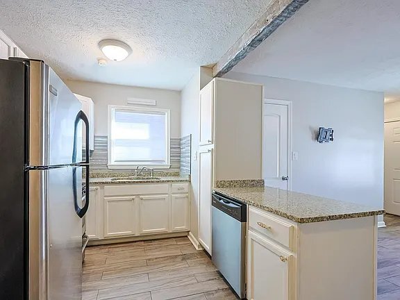 Foto del edificio - 718 Juniper Dr