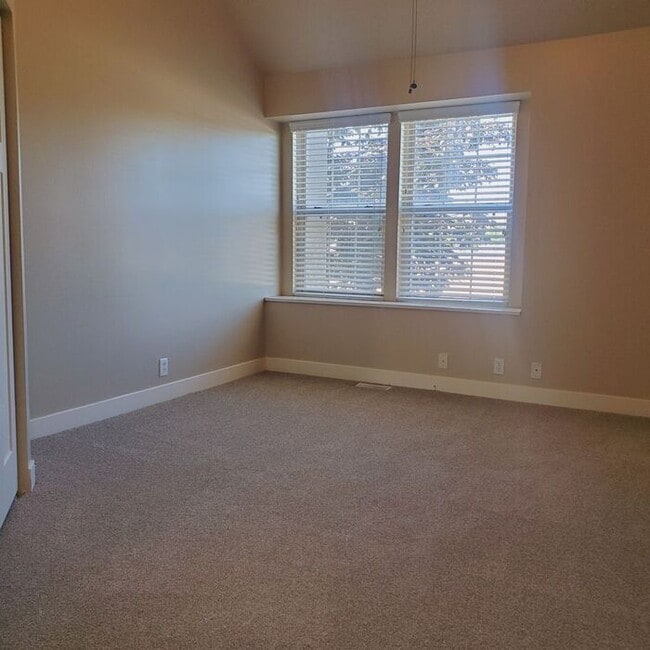 Building Photo - Spacious 2 Bed 1.5 Bath Townhome in Murray...