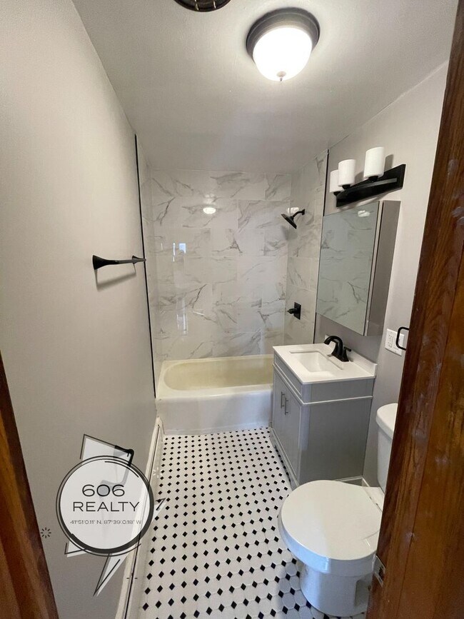 Building Photo - Fully Remodeled Apt on Harlem!