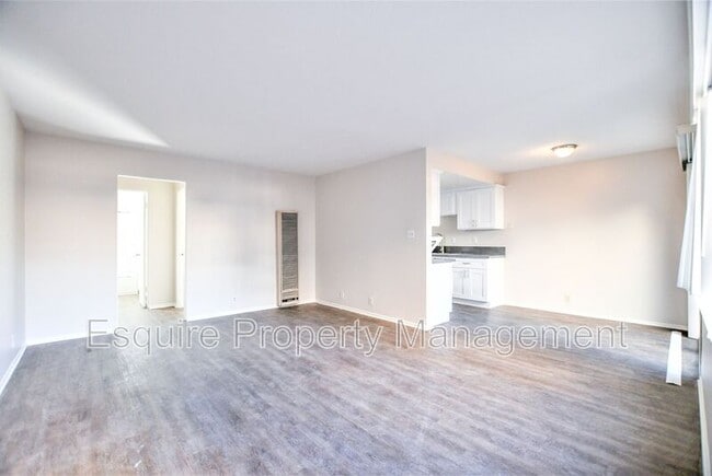 Building Photo - 420 W Linden Dr