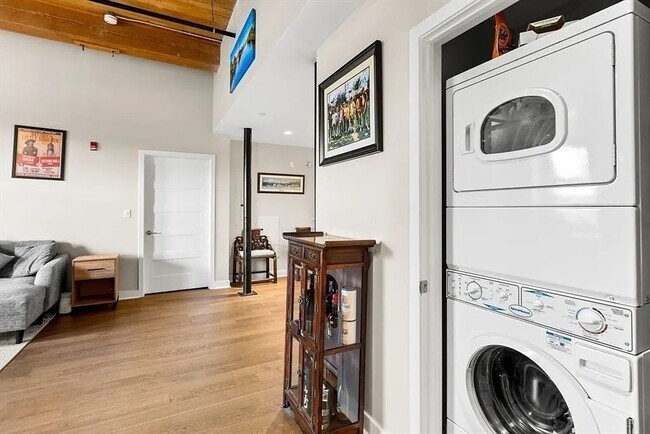 Building Photo - 130 John St