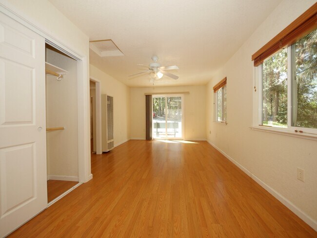 Building Photo - Guest house behind owners house is tidy an...