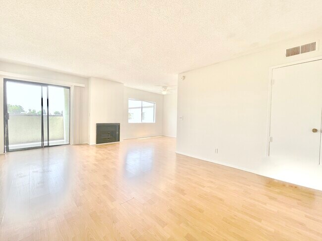 Foto del edificio - 8655 Willis Ave