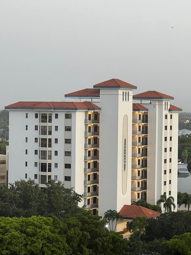 Building Photo - 370 Golfview Rd