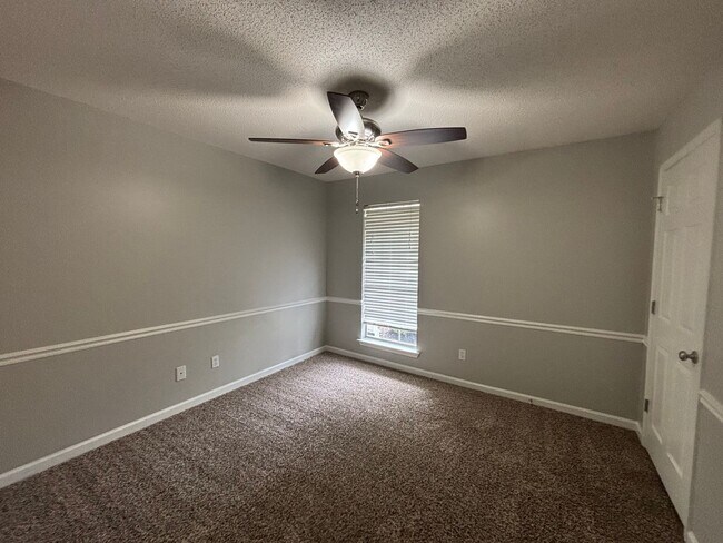 Foto del edificio - 2573 Laurelcrest Dr