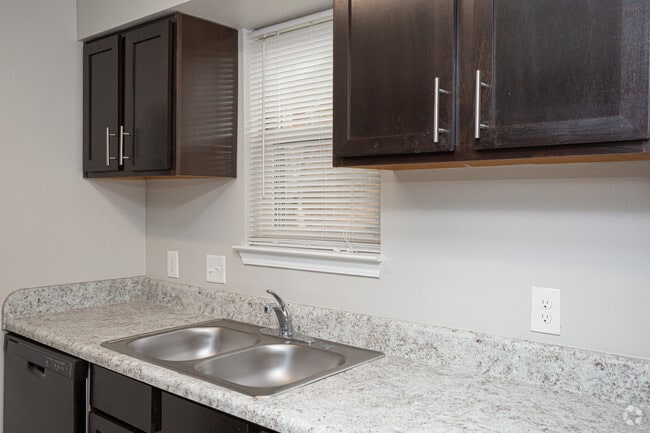 2 BR, 1 BA - 923 SF - Patriot Point of Baton Rouge (FKA Kingston...