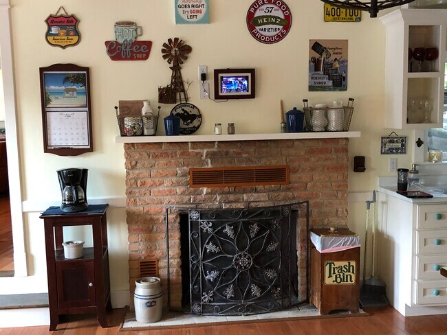 Kitchen - 17913 Lafayette Park Rd