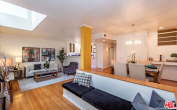 Building Photo - 514 S Barrington Ave