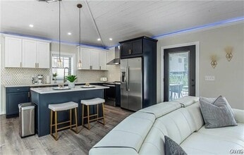 Building Photo - 1014 Main St