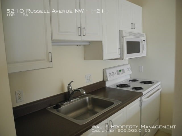 Building Photo - Spacious One bedroom with extra closet space