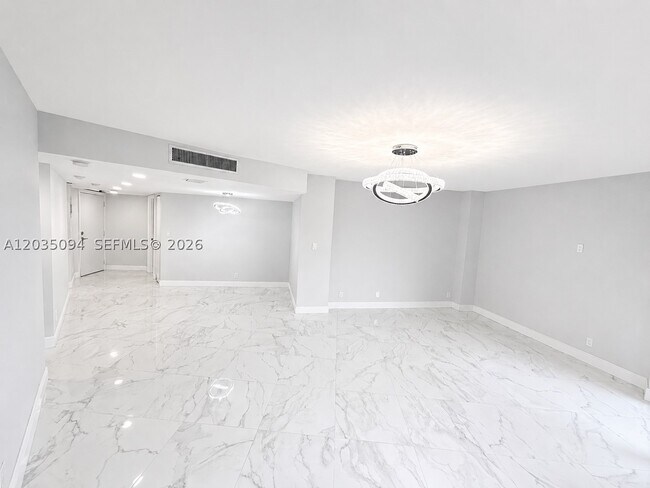 Building Photo - 3301 N Country Club Dr