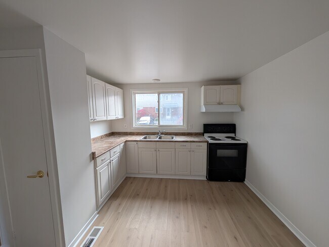 Photo du bâtiment - Renovated 3-Bedroom Apartment in Heron Gate – Available November 1st