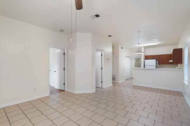 Foto del edificio - 2908 Whisper Oaks Ln