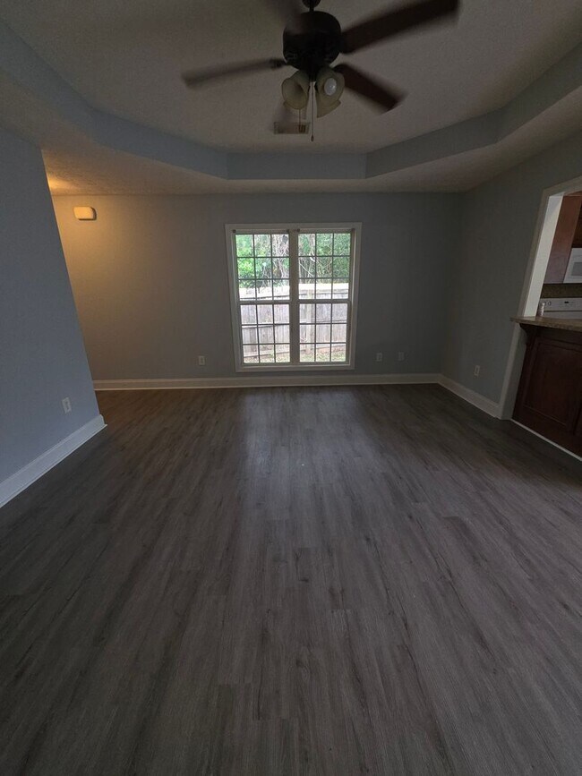 Foto del edificio - A Great Starter Home Just For YOU!