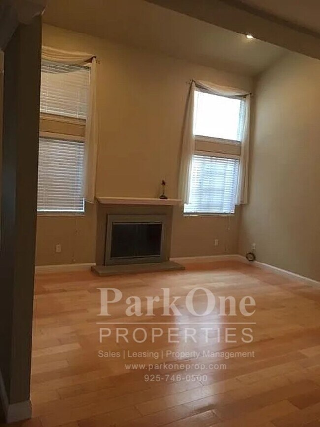 Building Photo - Nicely Updated Townhouse in Concord Availb...
