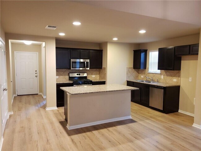 Foto del edificio - 14909 Custis Ln