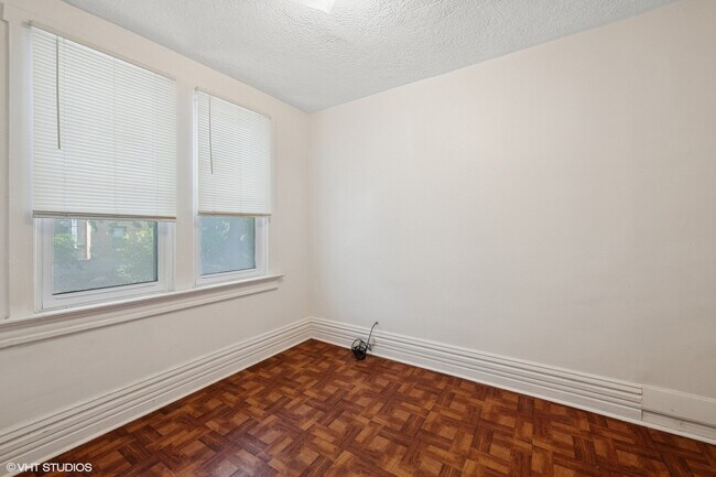 Foto del edificio - 2144 W Montrose Ave