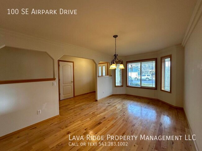 Building Photo - 100 SE Airpark Dr