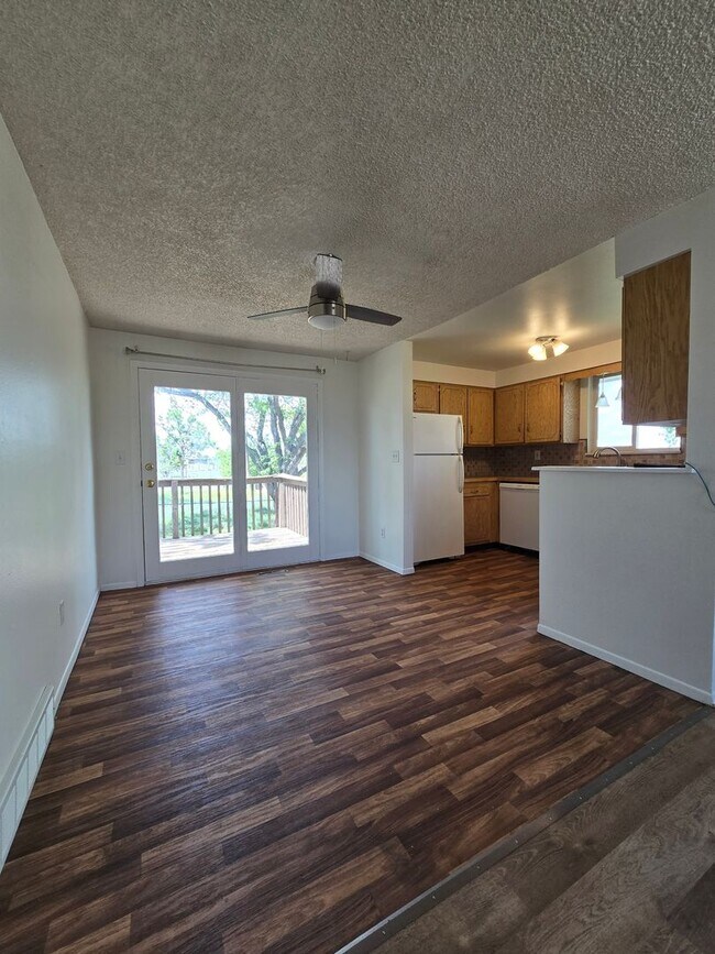 Foto del edificio - Duplex in Country setting! New paint and Flooring!