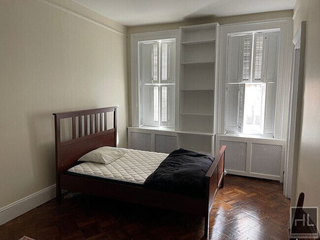 Building Photo - BRIGHT 1BR WITH H.O. IN MIDTOWN EAST TOWNH...