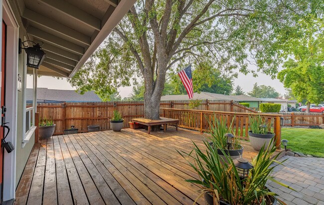 Building Photo - 1702 Yukon Ave