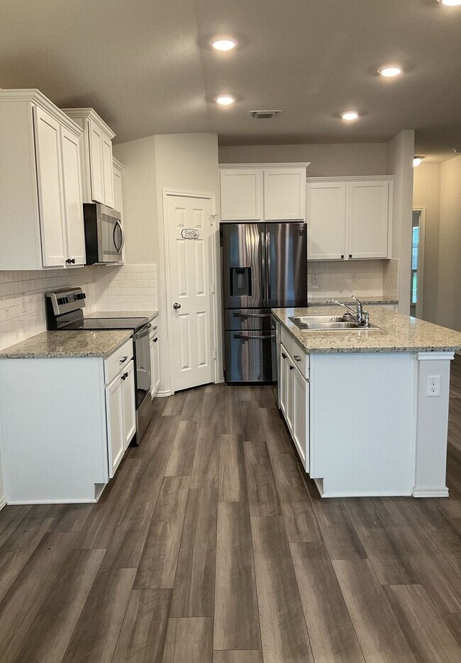 Foto del edificio - NEW IN MANAGEMENT - AVAILABLE NOW!