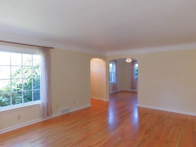 Building Photo - 3Bd/1Ba Two Story House w/ Basement - Avai...