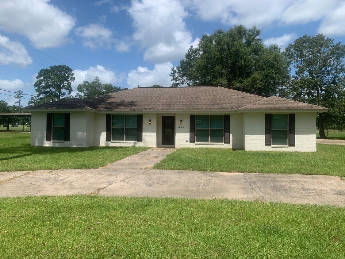 1206 E Pineshadows Dr, Sour Lake, TX 77659 House Rental in Sour Lake