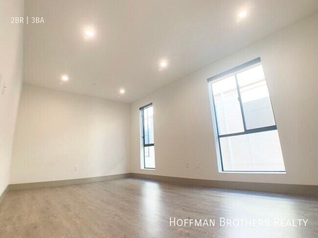 Building Photo - 115 S St Andrews Pl