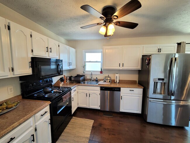 Building Photo - 8001 Warton Ct